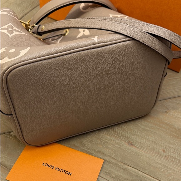 Louis Vuitton Beige Monogram Shoulder Bag - Picture 4 of 8